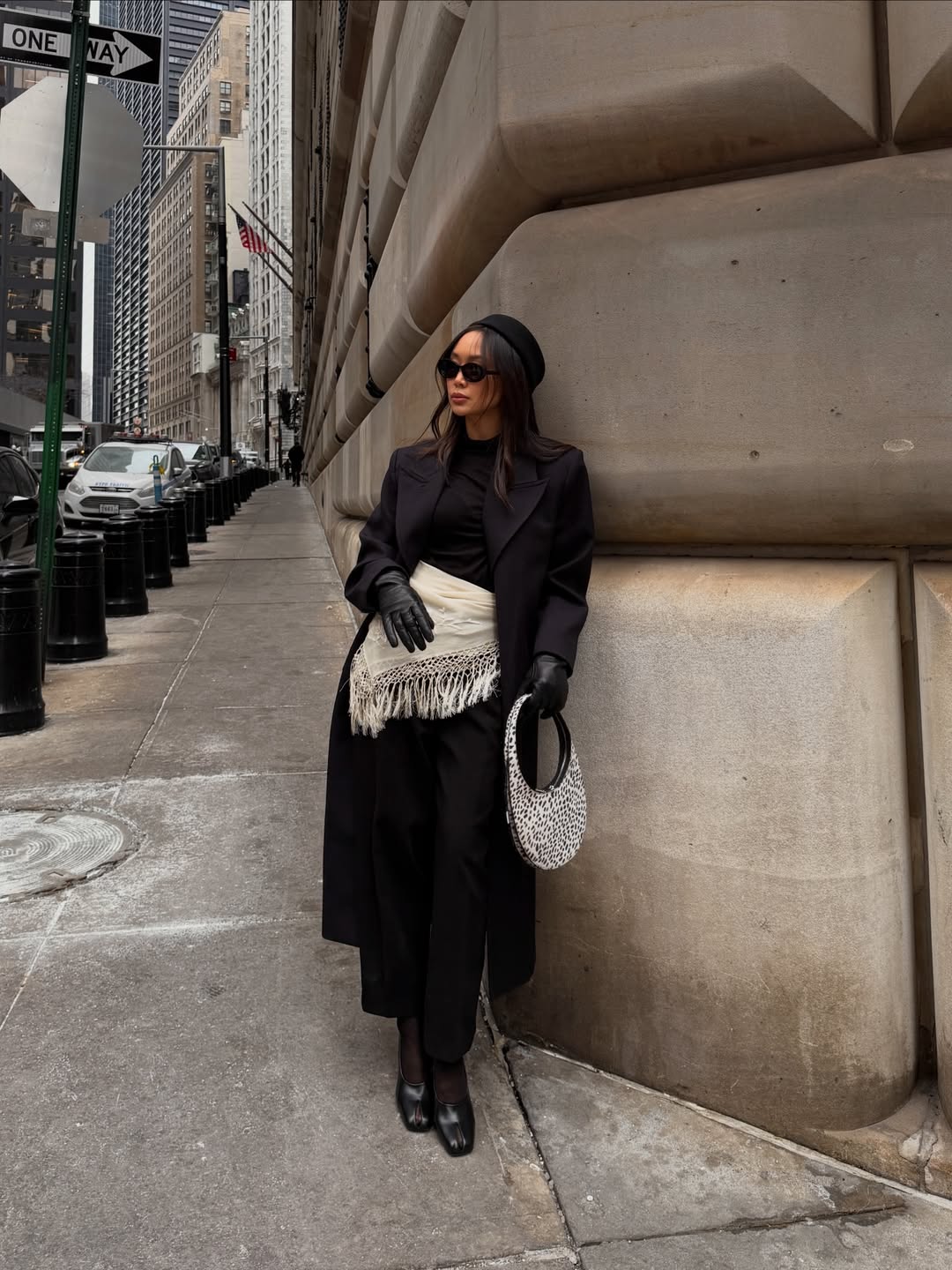Look de inverno com lan&ccedil;o de renda e meia cal&ccedil;a preta