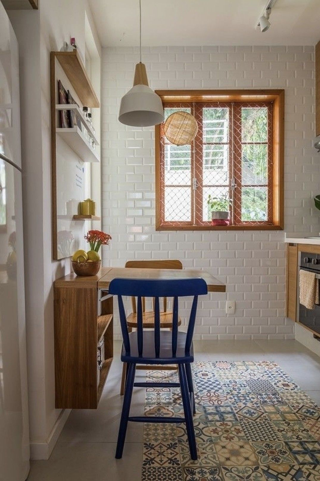 Cozinha com mesa retr&aacute;til