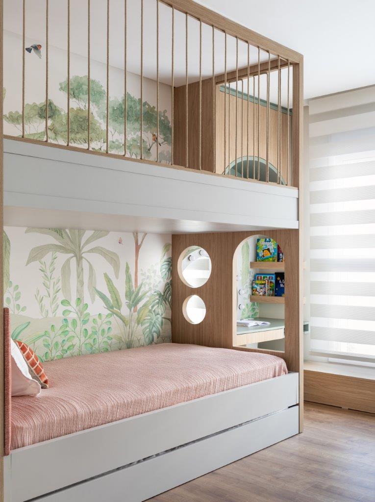 Quarto infantil com beliche e papel de parede de floresta