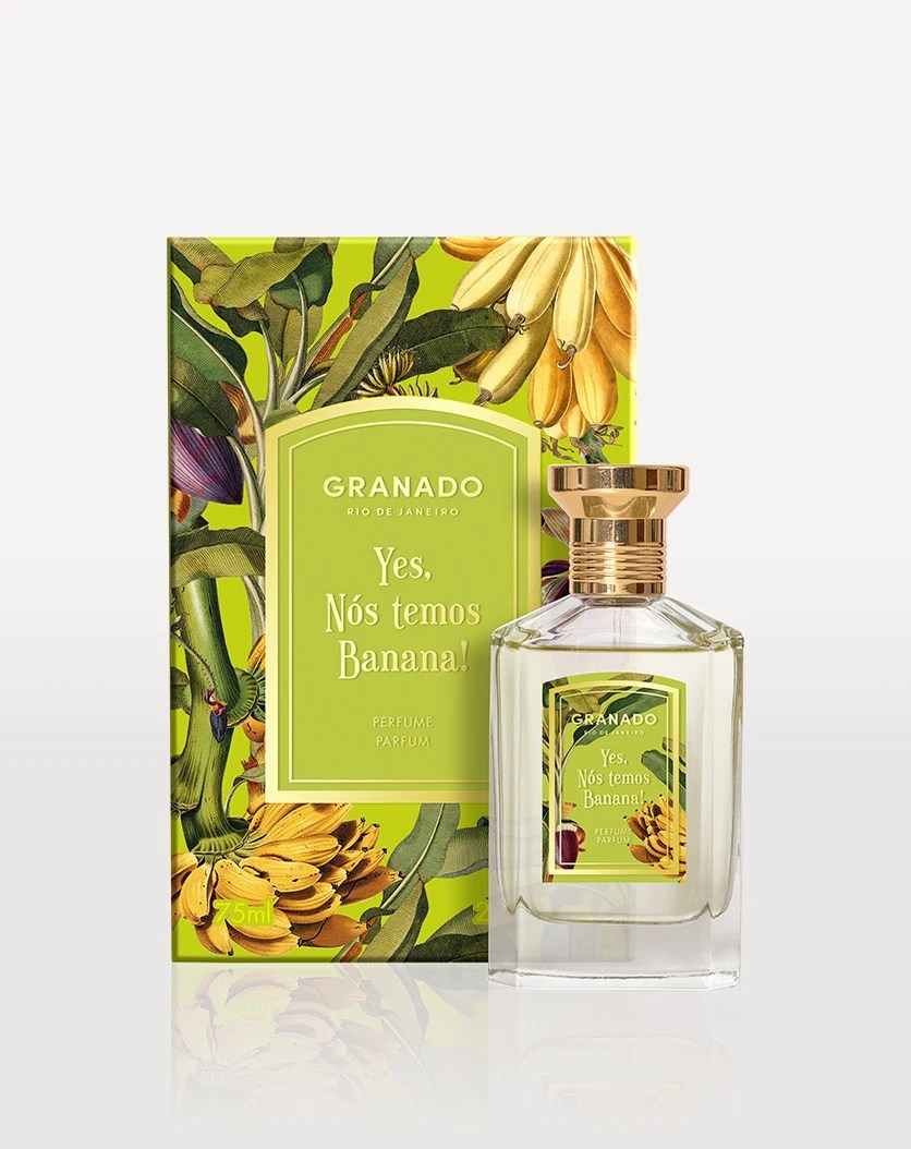 Frasco de perfume ao lado de embalagem ilustrada com bananas em tons de verde e amarelo, representando fragr&acirc;ncia doce com nota de banana e fundo amadeirado, inspirada na tropicalidade brasileira