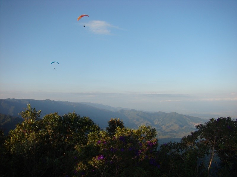 Vista panor&acirc;mica do Pico Agudo, na Serra da Mantiqueira, com praticantes de parapente sobrevoando as montanhas em Santo Ant&ocirc;nio do Pinhal.