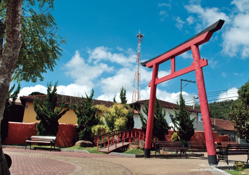 Pra&ccedil;a do Artes&atilde;o em Santo Ant&ocirc;nio do Pinhal com portal japon&ecirc;s vermelho, jardins e arquitetura charmosa no centrinho da cidade.
