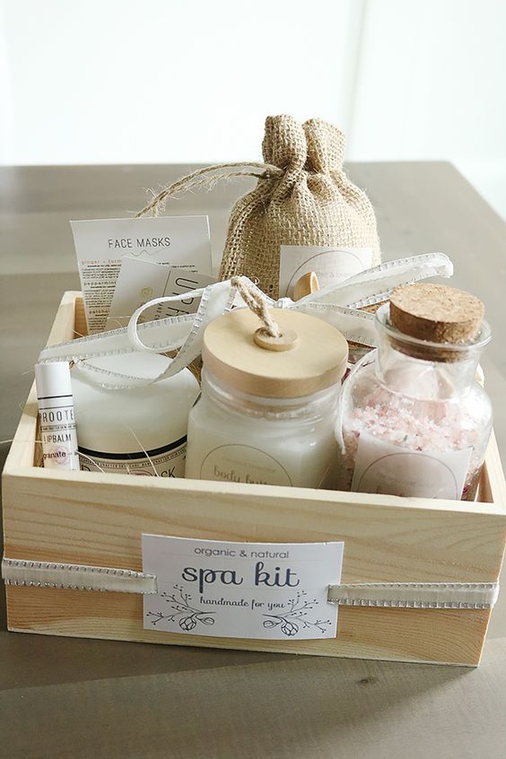Kit Spa artesanal com potes transparentes e tampinhas de madeira