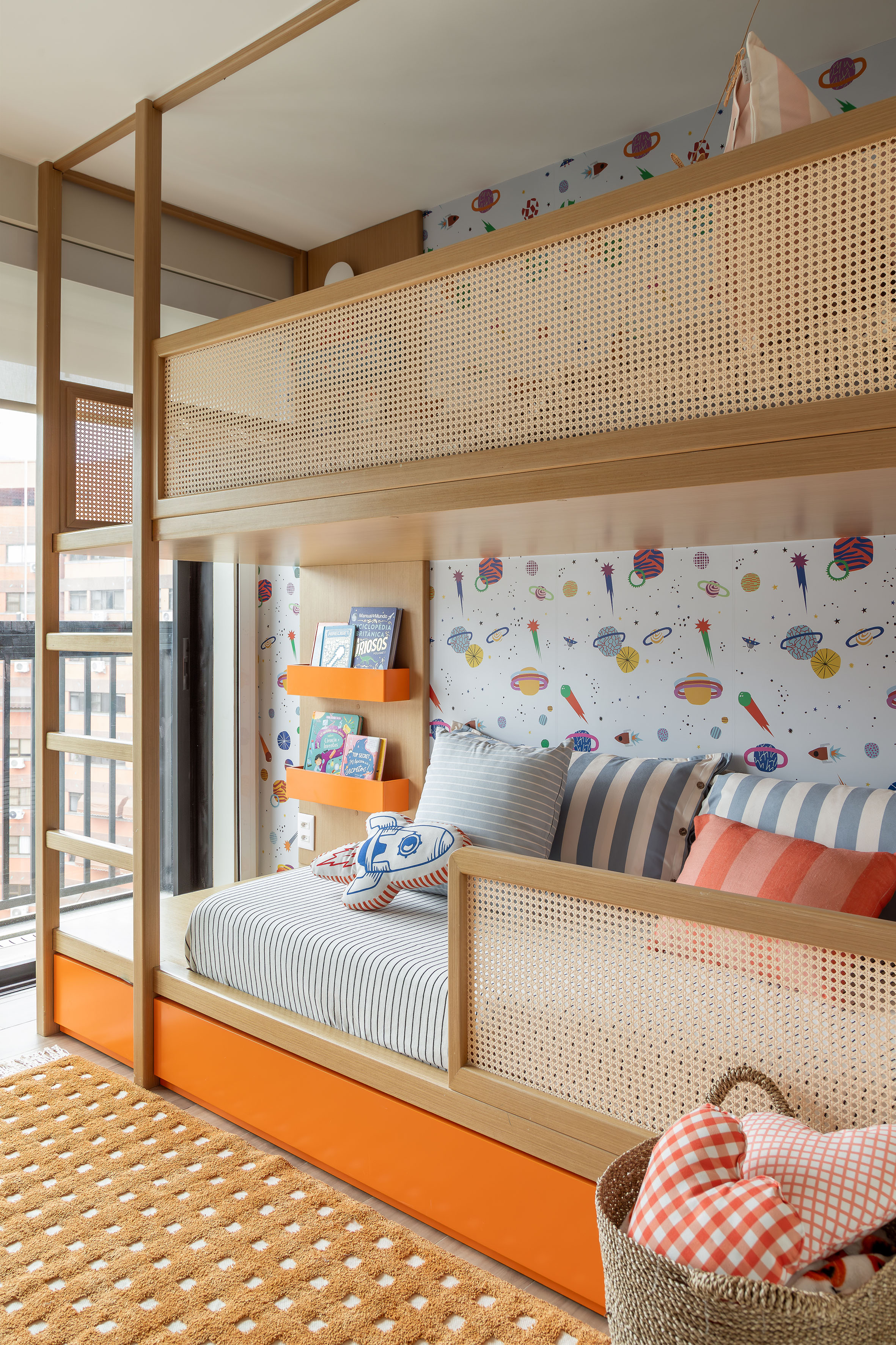 Quarto infantil com beliche e papel de parede colorido