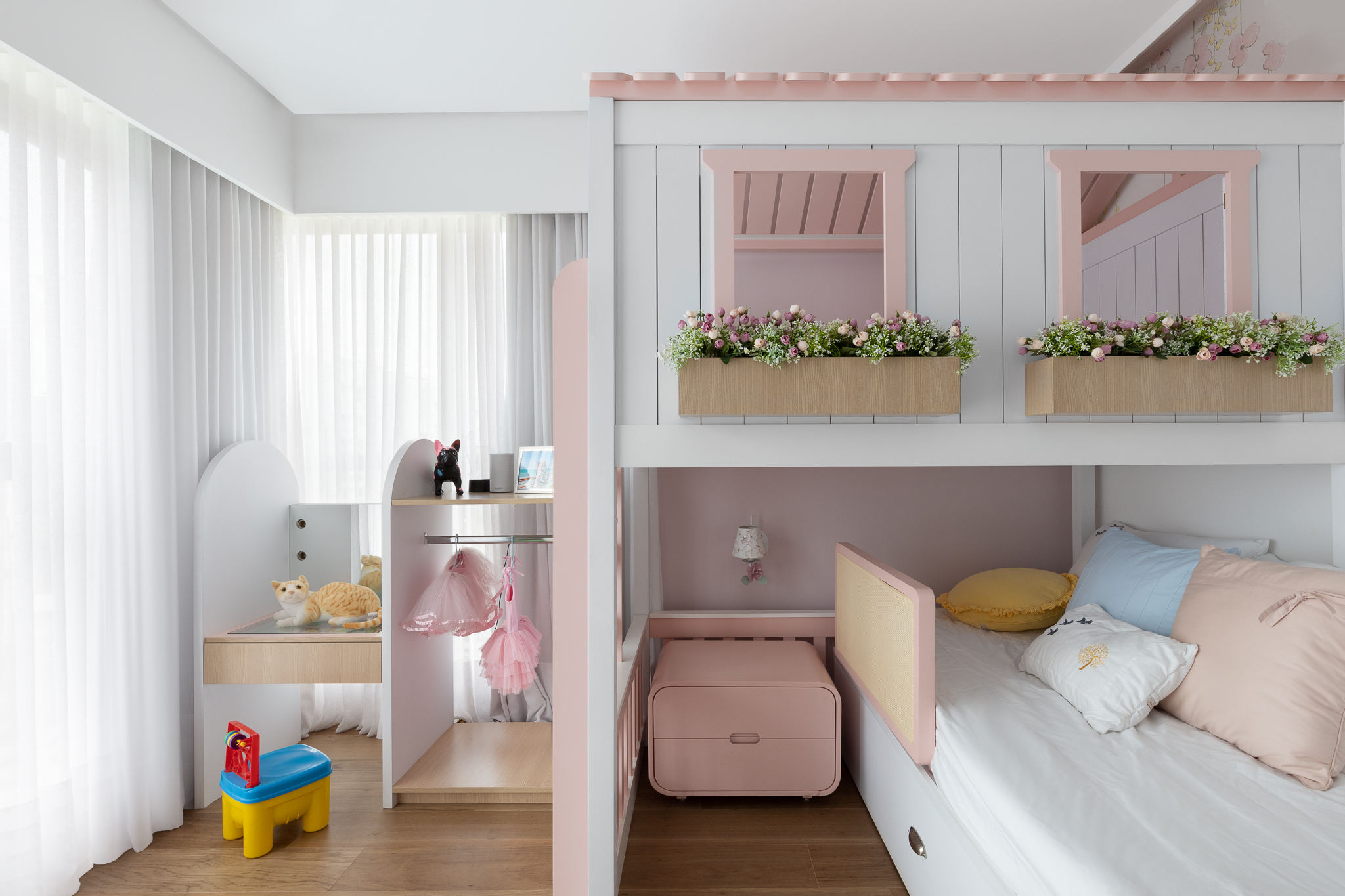 Quarto infantil com beliche em formato de casinha