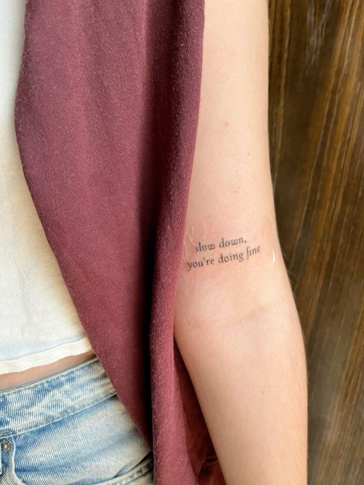 Foto de tatuagem com a frase &ldquo;Slow down, you&rsquo;re doing fine&rdquo;