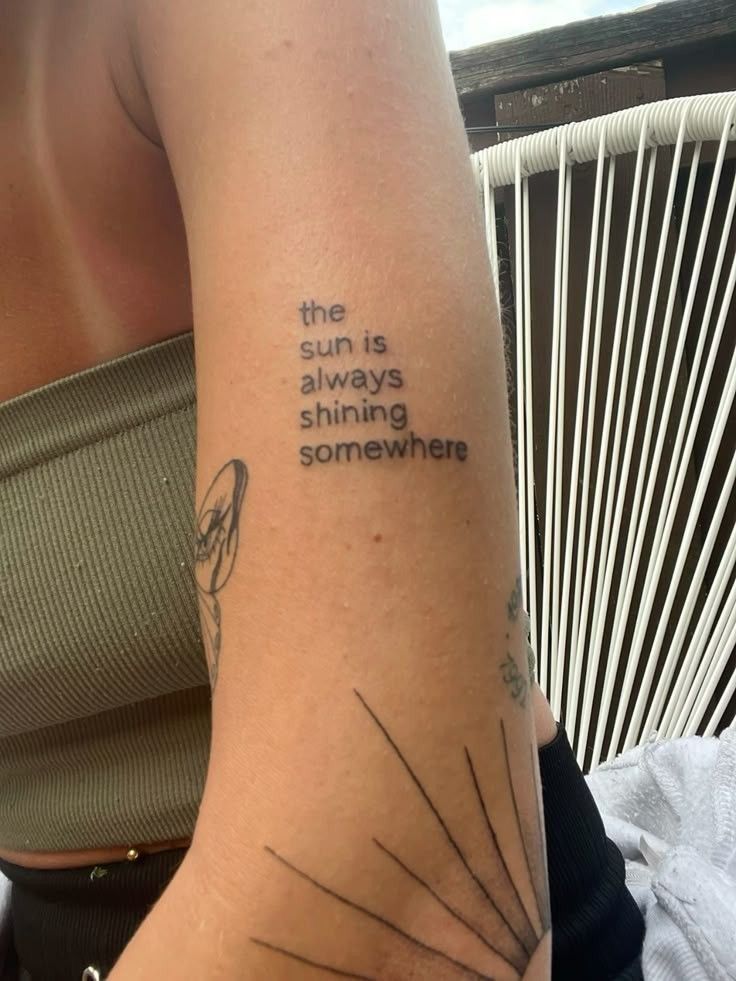 Foto de tatuagem com a frase &ldquo;The sun is always shining somewhere&rdquo;