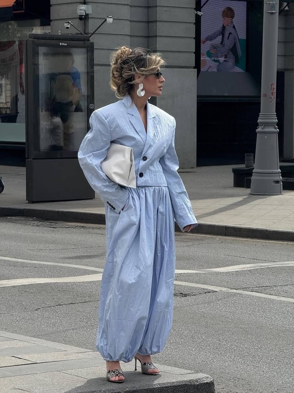 Inspira&ccedil;&otilde;es de looks na cor azul glacial