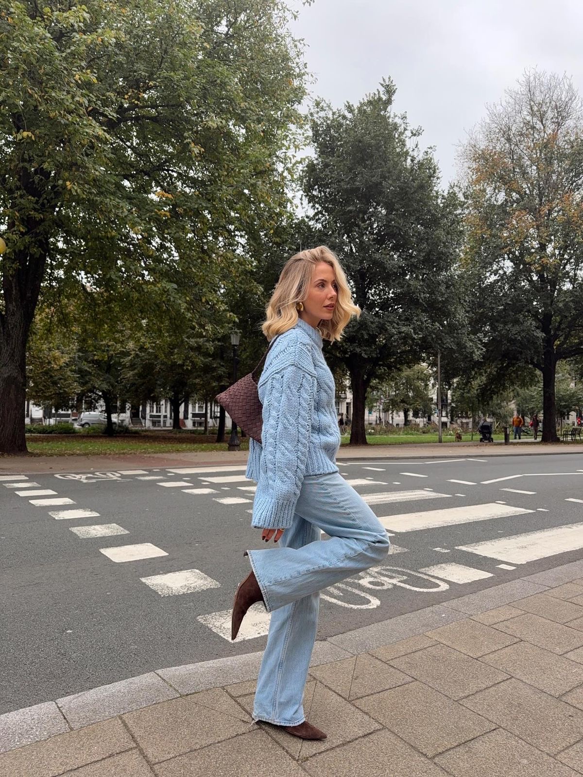 Inspira&ccedil;&otilde;es de looks na cor azul glacial