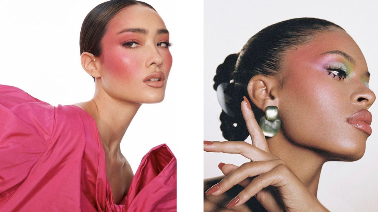 Duas mulheres com maquiagem artística. À esquerda, uma mulher asiática com blush rosa vibrante nas maçãs do rosto e pálpebras, vestindo um tecido rosa fúcsia. À direita, uma mulher negra de perfil, com blush pêssego e sombra colorida em tons de verde e rosa, usando um brinco prateado e unhas vermelhas