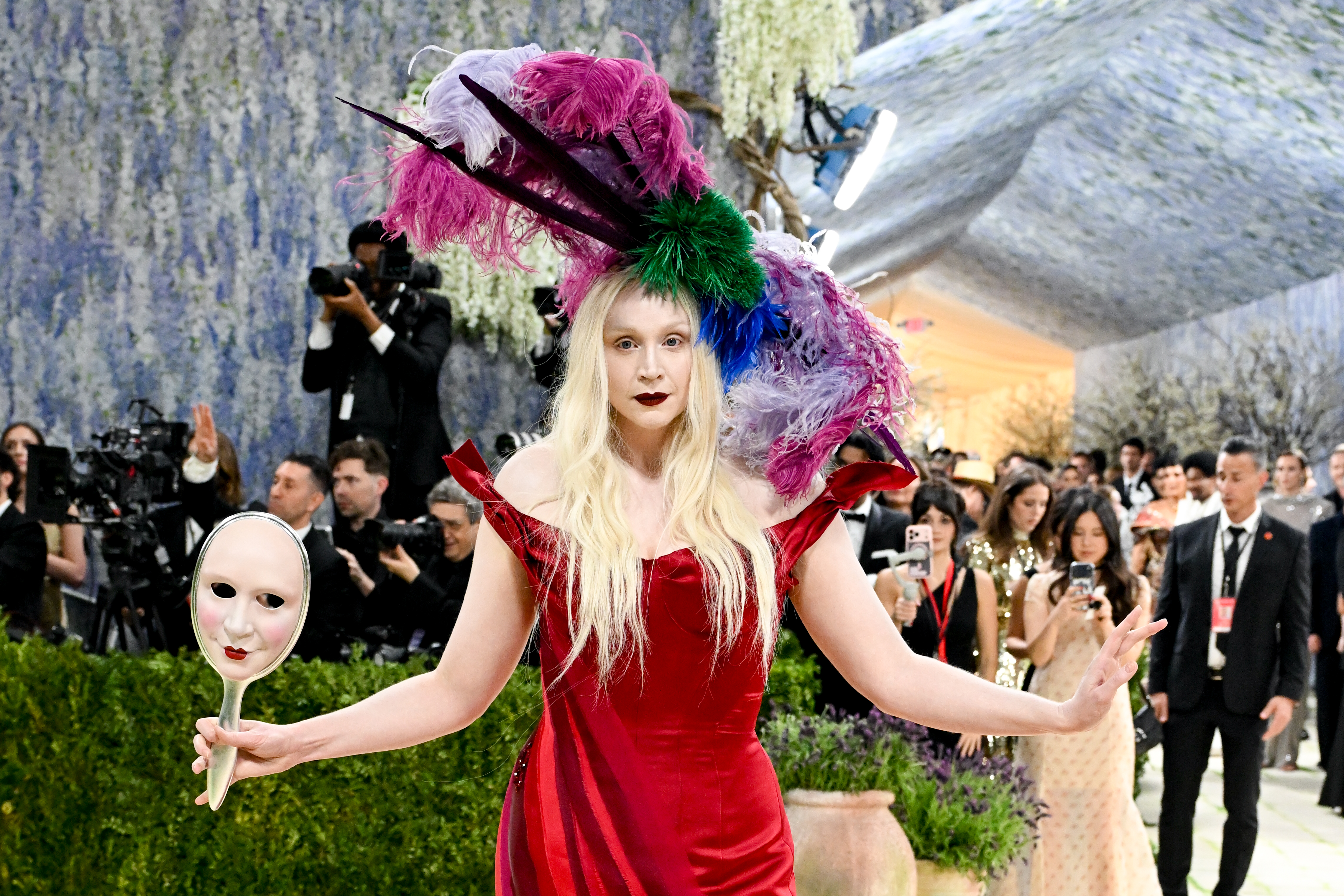 Atriz de Wandinha aposta em look teatral e vira destaque no Met Gala 2026