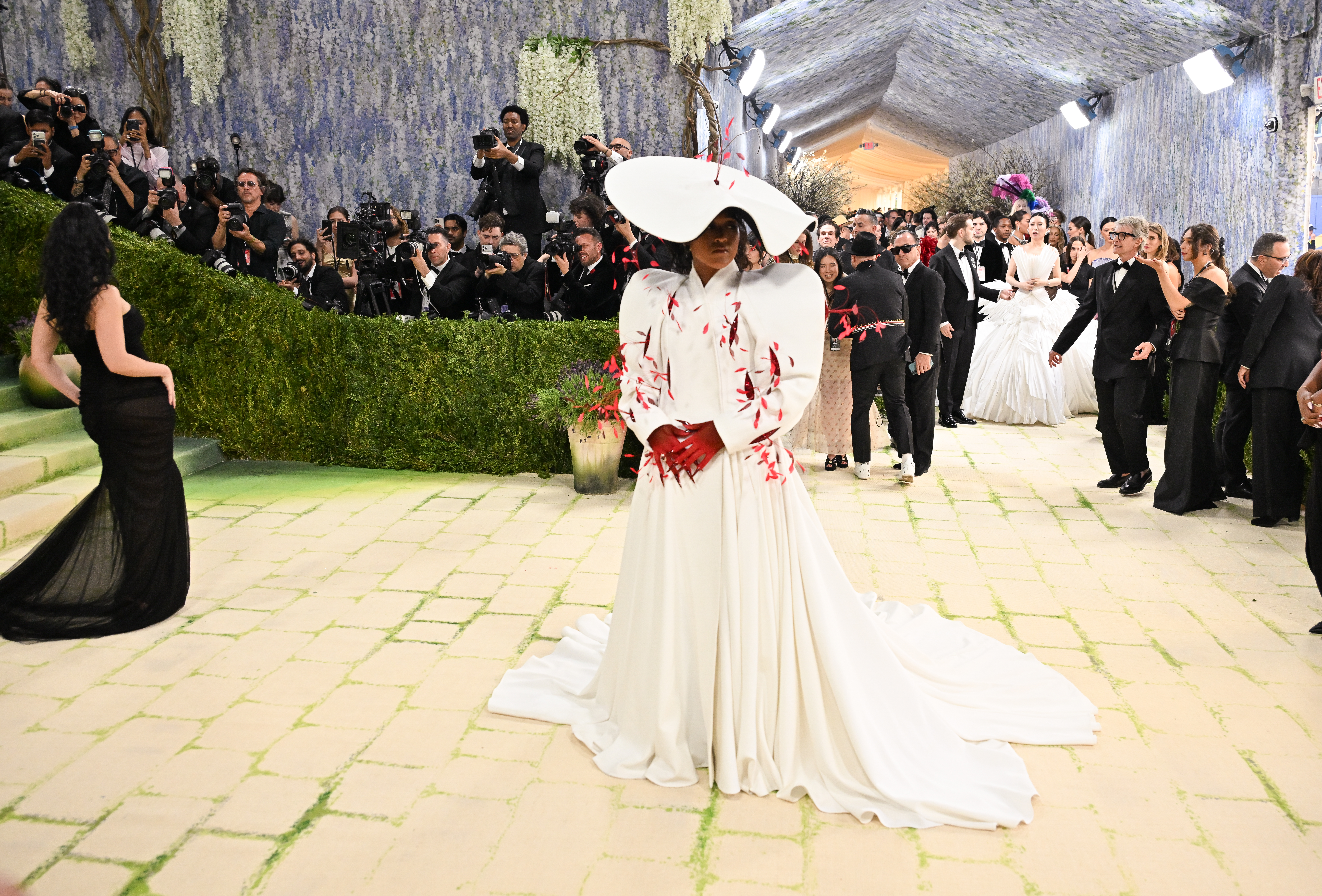 Tenista japonesa ofusca fashionistas no Met Gala 2026 com um dos melhores looks