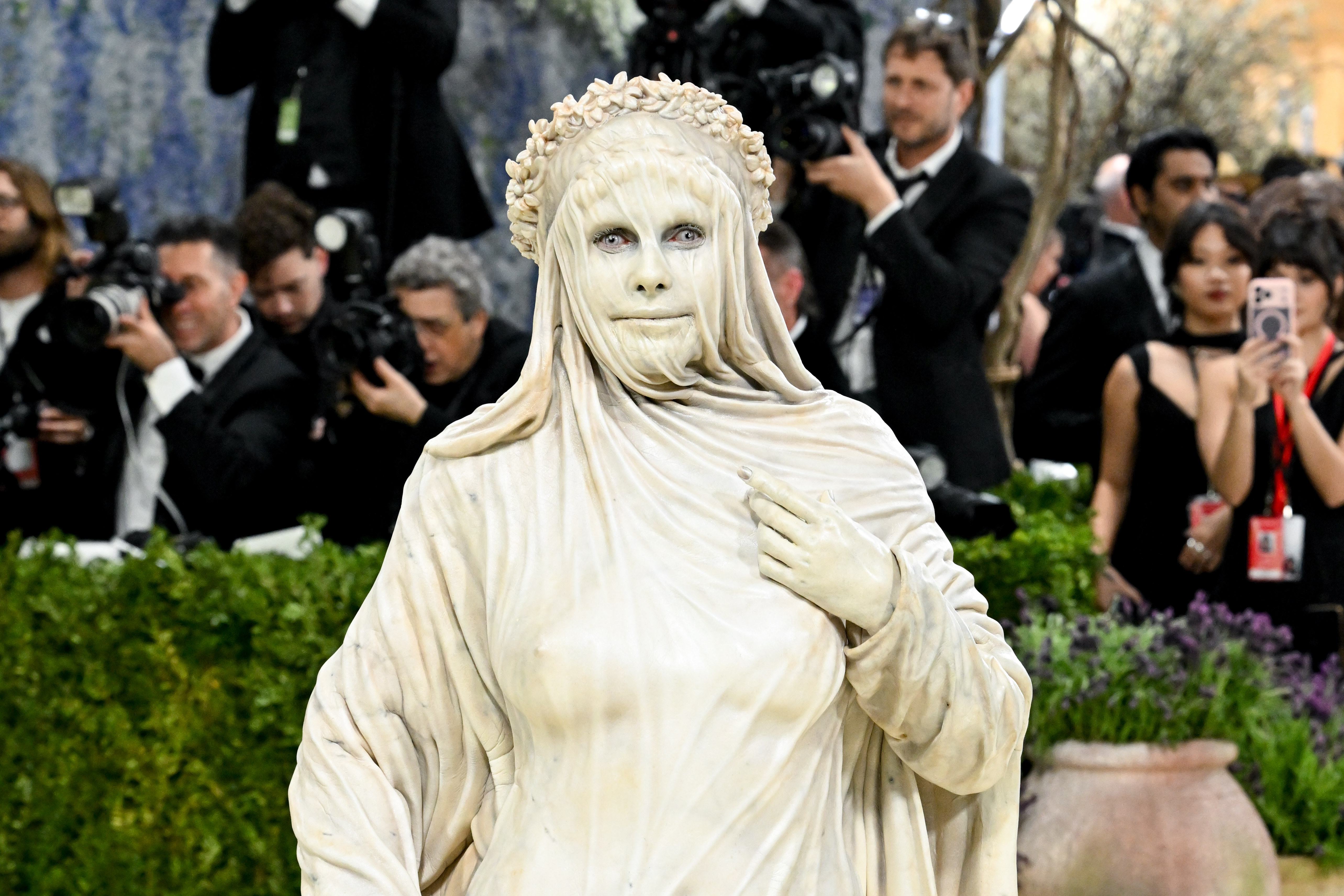 O look mais perturbador do Met Gala 2026? Heidi Klum vira escultura viva