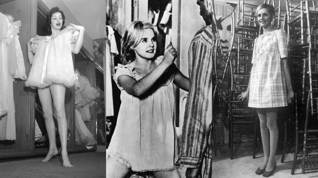 Imagem composta por tr&ecirc;s fotografias antigas em preto e branco dispostas lado a lado mostrando mulheres vestindo roupas muito curtas no estilo boneca populares entre as d&eacute;cadas de 1950 e 1960. Na primeira foto &agrave; esquerda uma mulher jovem de pele clara e cabelos curtos ondulados est&aacute; de p&eacute; e descal&ccedil;a em um provador. Ela veste um vestido branco muito curto e volumoso com babados na barra que cobrem apenas at&eacute; o topo das coxas deixando as pernas longas &agrave; mostra e tem um la&ccedil;o de fita no decote. Ao fundo h&aacute; araras com outras roupas penduradas. Na segunda foto ao centro uma mulher loira de cabelos curtos aponta o dedo em dire&ccedil;&atilde;o a um homem que aparece de costas vestido com uma camisa listrada. Ela usa uma camisola curta e clara com pequenos babados nas al&ccedil;as e na barra que termina logo abaixo dos quadris. O cen&aacute;rio ao fundo &eacute; um ambiente interno ligeiramente desfocado. Na terceira foto &agrave; direita a modelo Twiggy aparece de corpo inteiro sorrindo para a c&acirc;mera com seu corte de cabelo curto e repartido de lado. Ela veste um vestido curto em formato de letra A com estampa xadrez clara mangas curtas e detalhe de la&ccedil;o no pesco&ccedil;o cal&ccedil;ando sapatilhas escuras. Ao fundo h&aacute; uma grande pilha de cadeiras de madeira escuras e empilhadas.