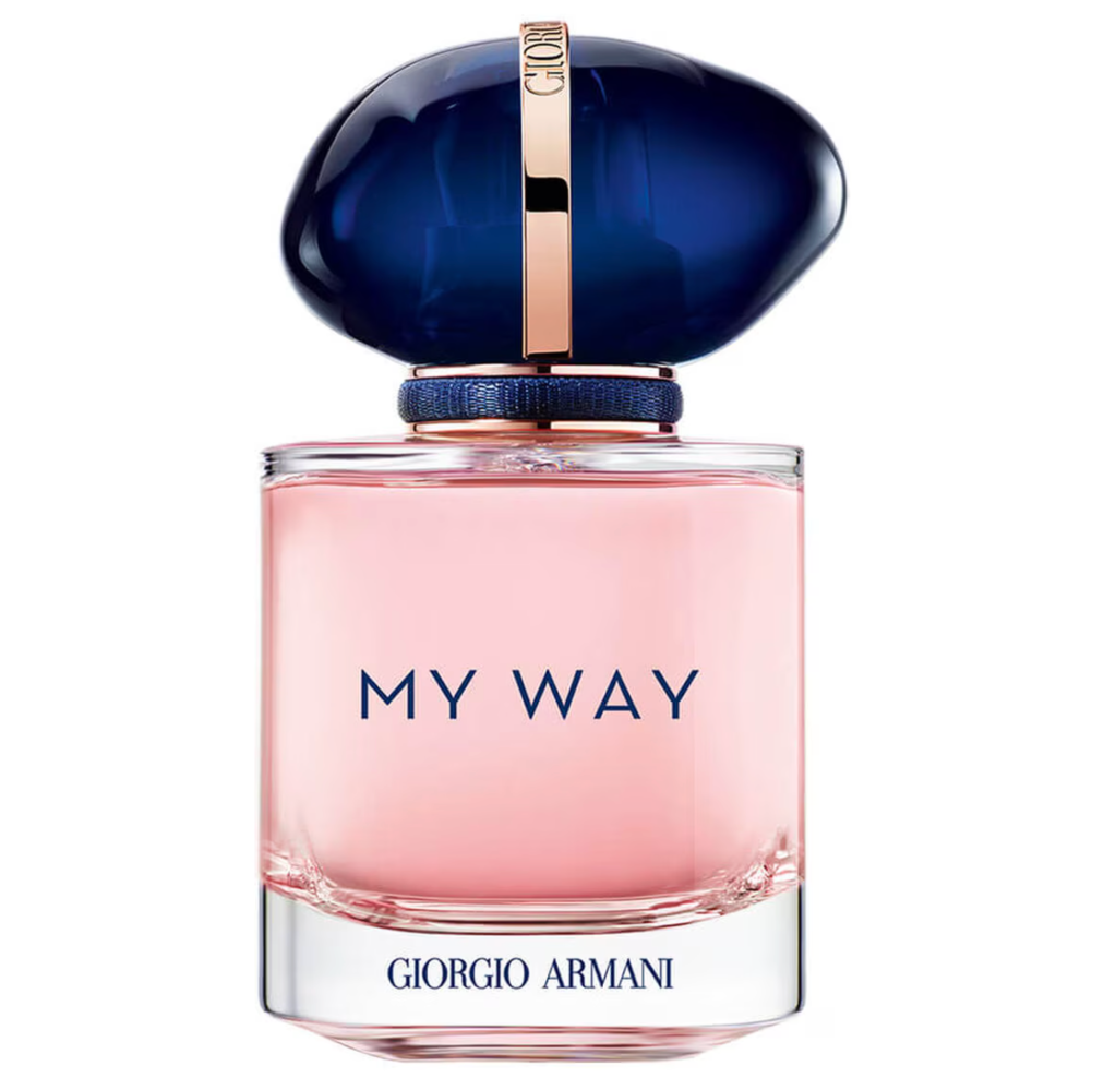 Frasco de perfume My Way Giorgio Armani, com l&iacute;quido rosa claro, tampa azul-marinho e detalhes em cobre e azul escuro