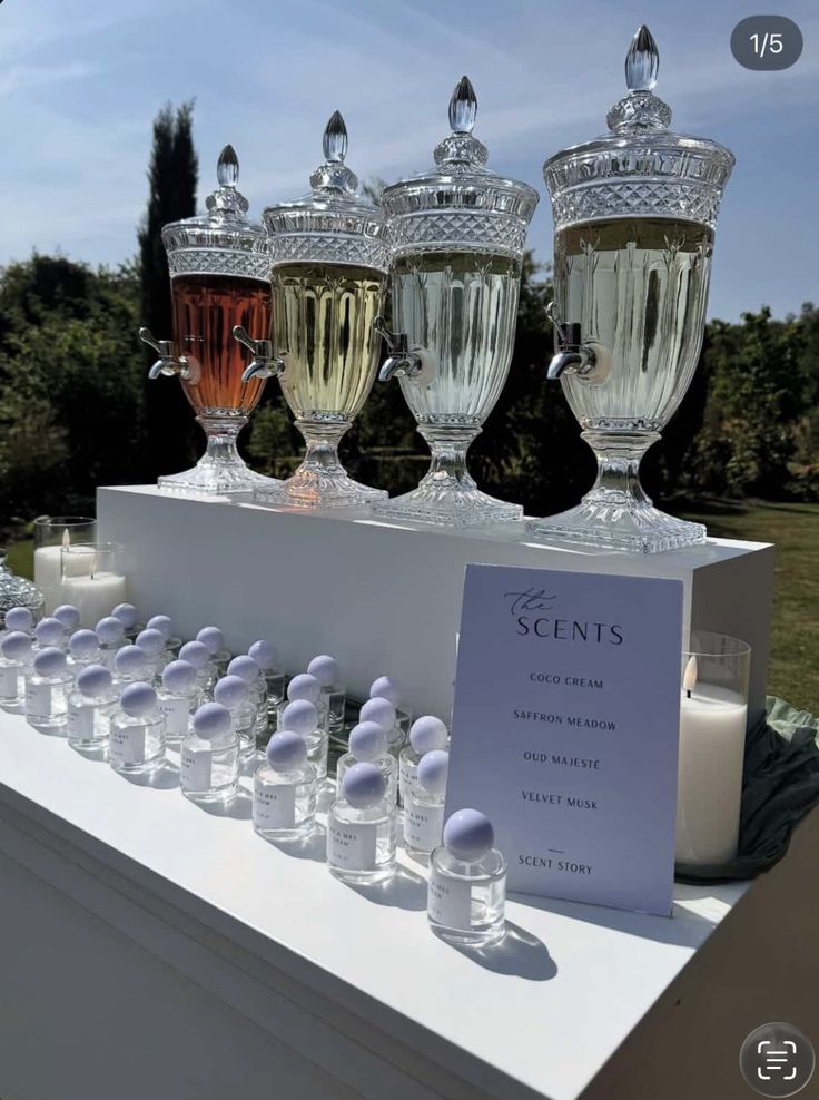 Bar de perfumes com dispensadores de cristal facetado