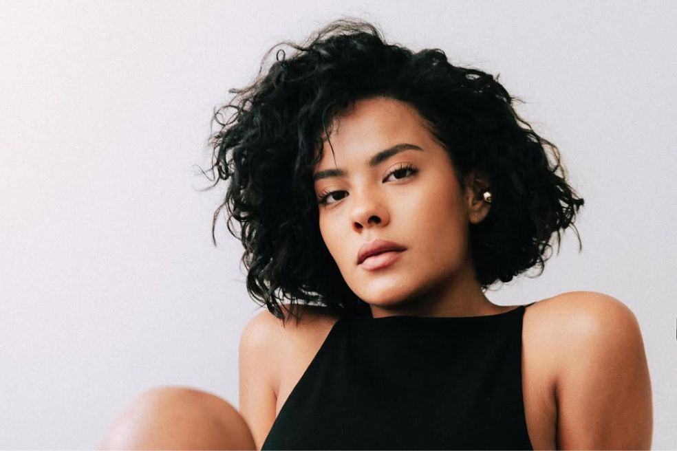 Foto de Bella Campos. Na imagem, ela est&aacute; com o cabelo bob e ondulado