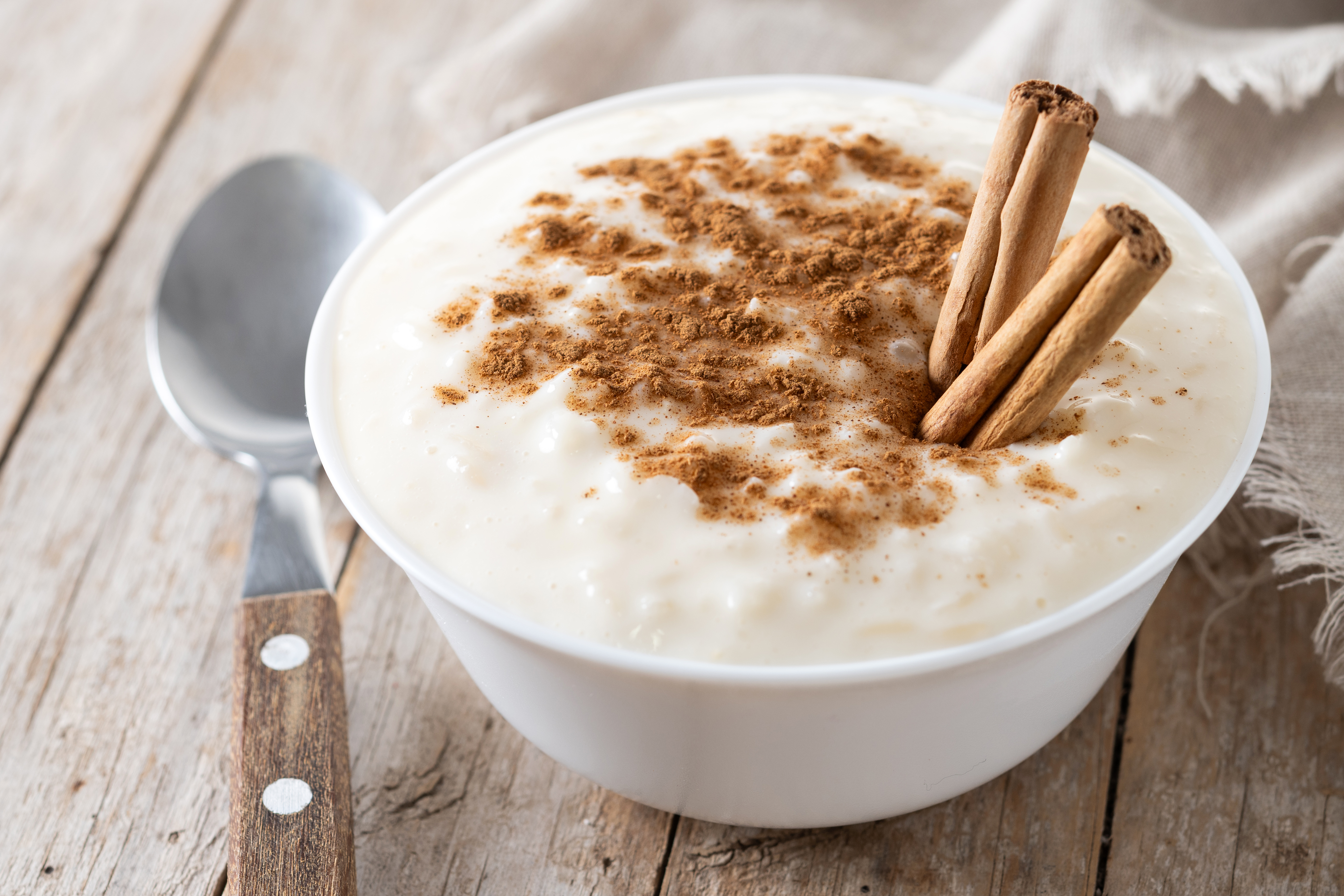Mingau proteico cremoso com canela em p&oacute;, caf&eacute; da manh&atilde; saud&aacute;vel e nutritivo rico em fibras