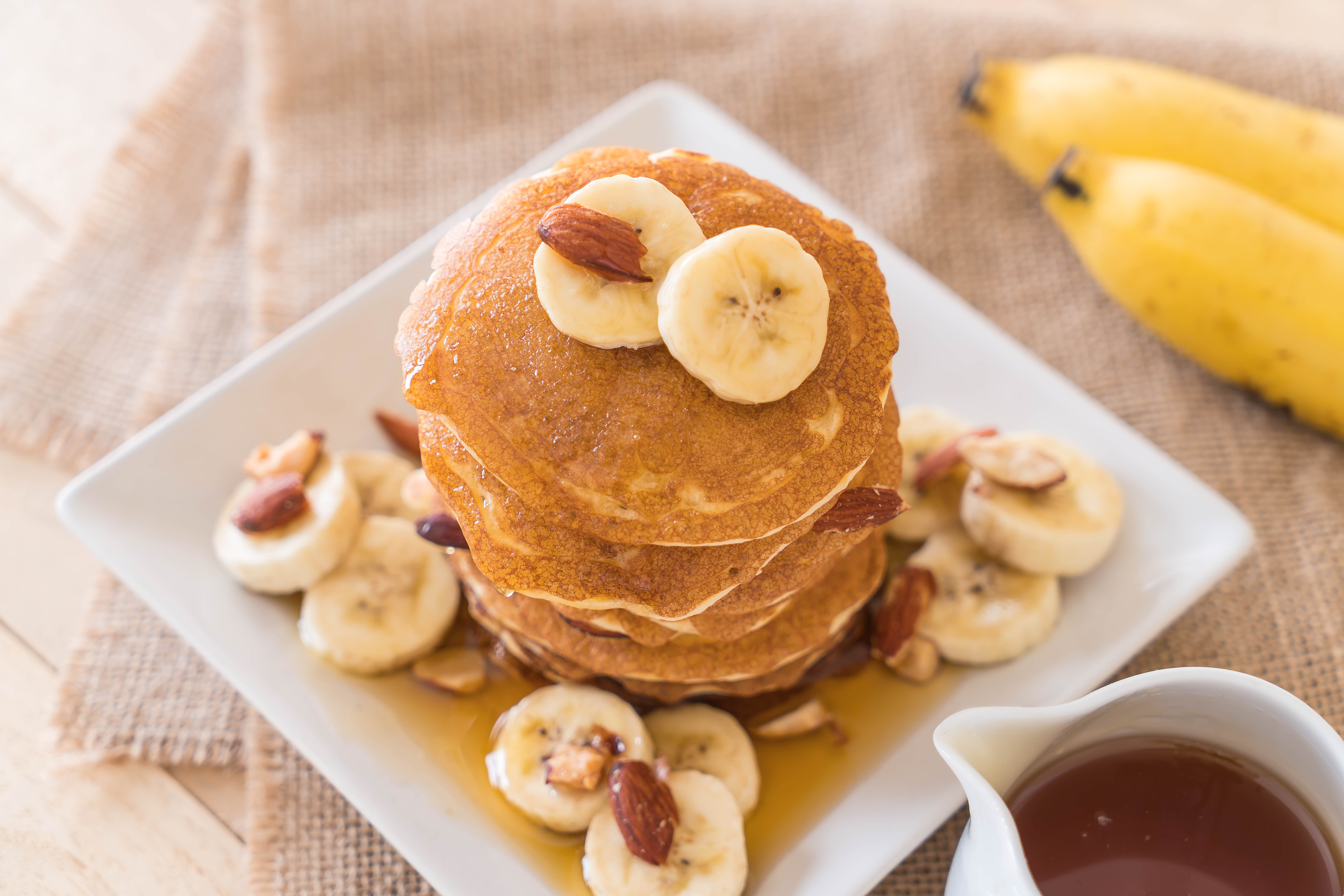 Panqueca de banana com aveia sendo preparada na frigideira, receita saud&aacute;vel e pr&aacute;tica para caf&eacute; da manh&atilde;