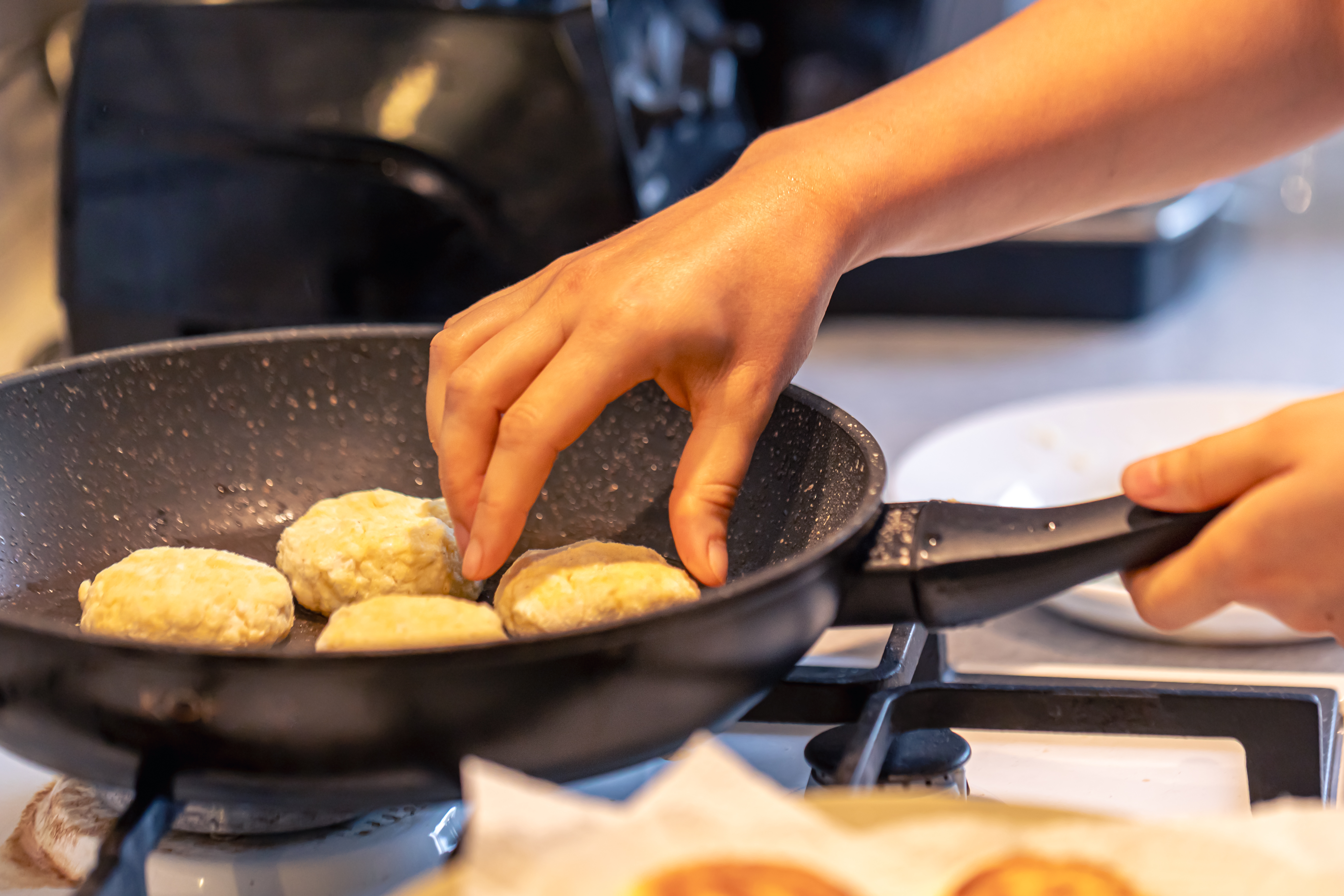 P&atilde;o de queijo fit sendo preparado na frigideira, receita r&aacute;pida e saud&aacute;vel com tapioca e queijo