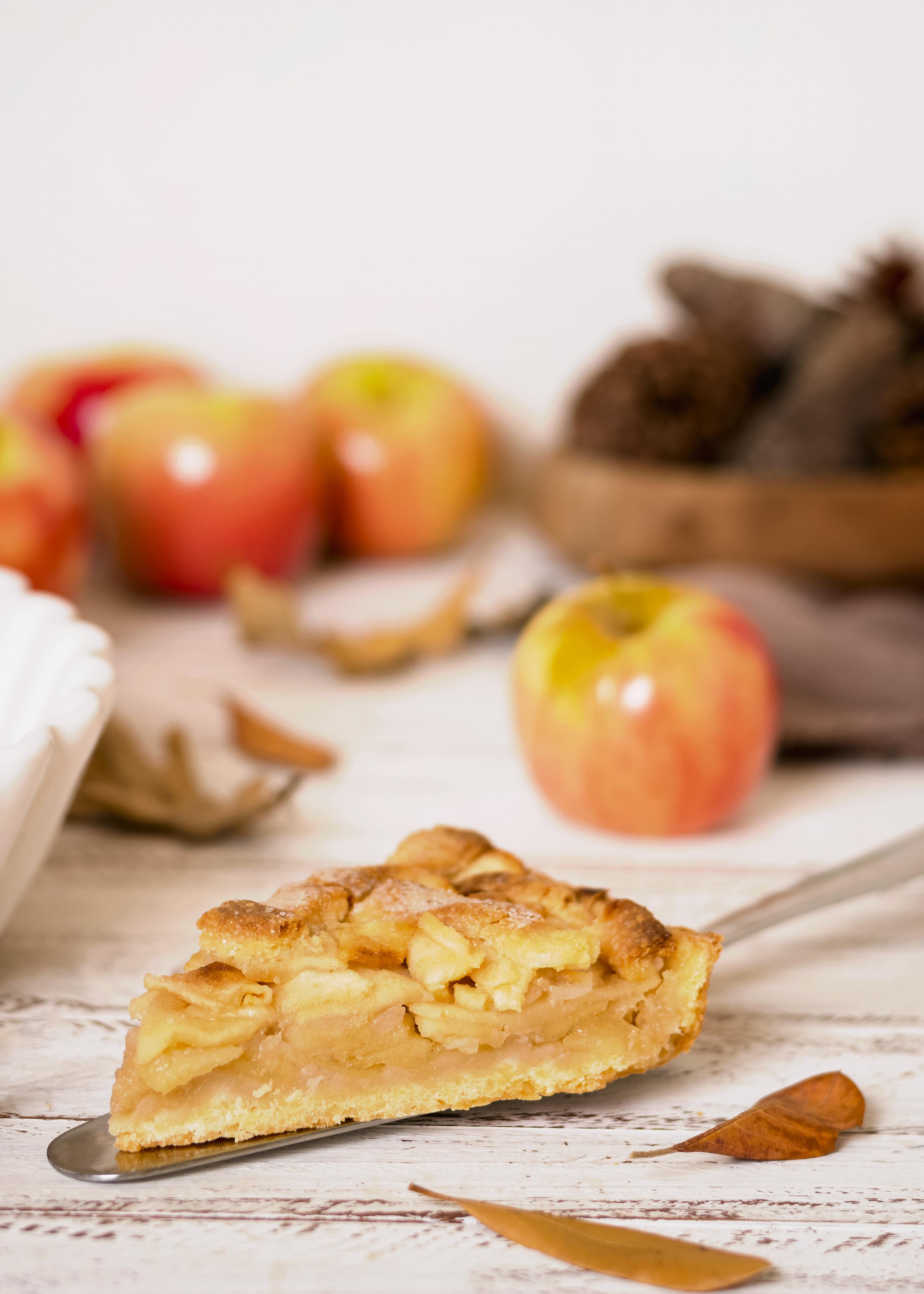 Fatia de torta de ma&ccedil;&atilde; fit com canela, sobremesa saud&aacute;vel preparada na frigideira