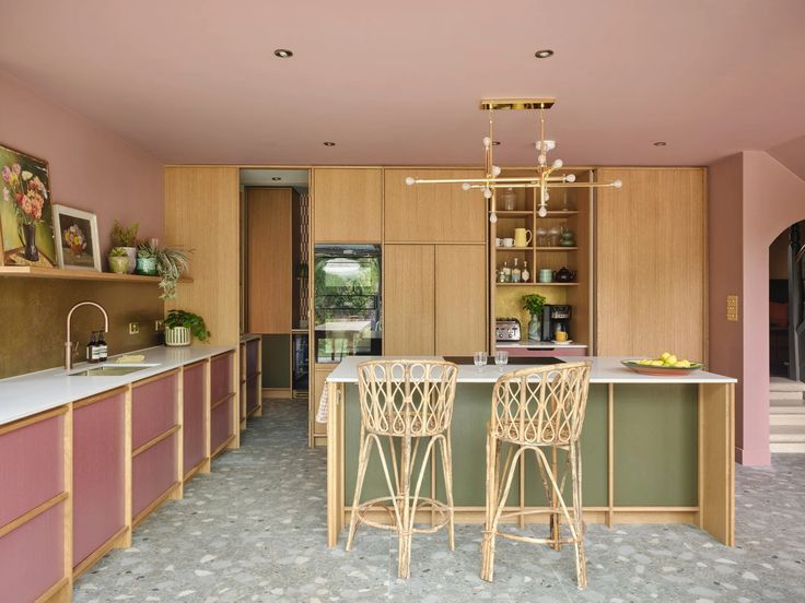 Teto e paredes em rosa com ilha verde oliva