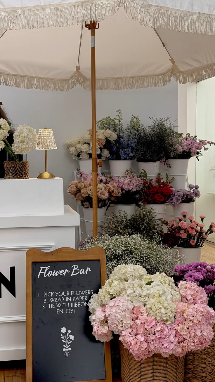 Flower bar com sombrinha de franjas