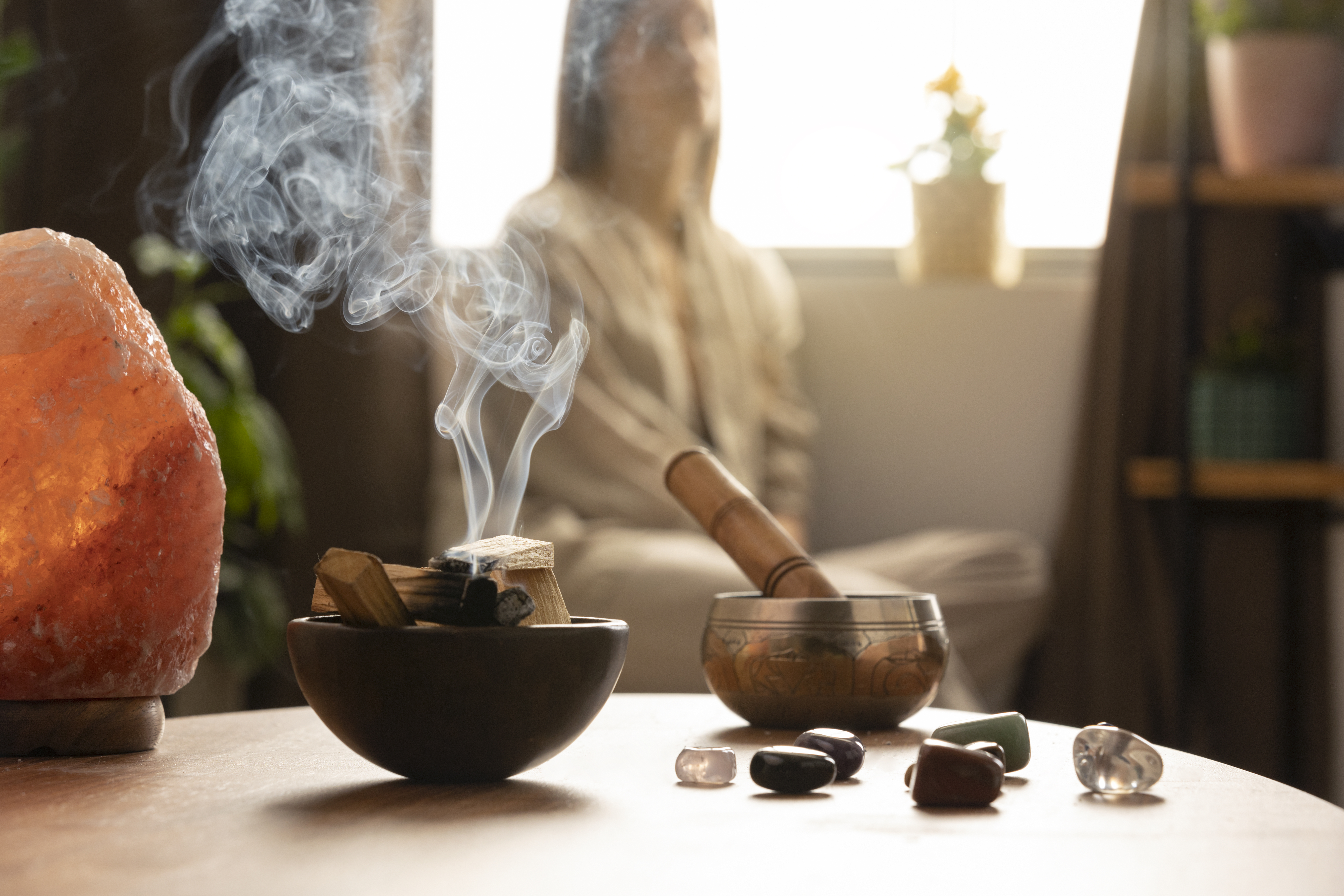 Incensos e velas podem aumentar o risco de câncer? O que dizem os médicos