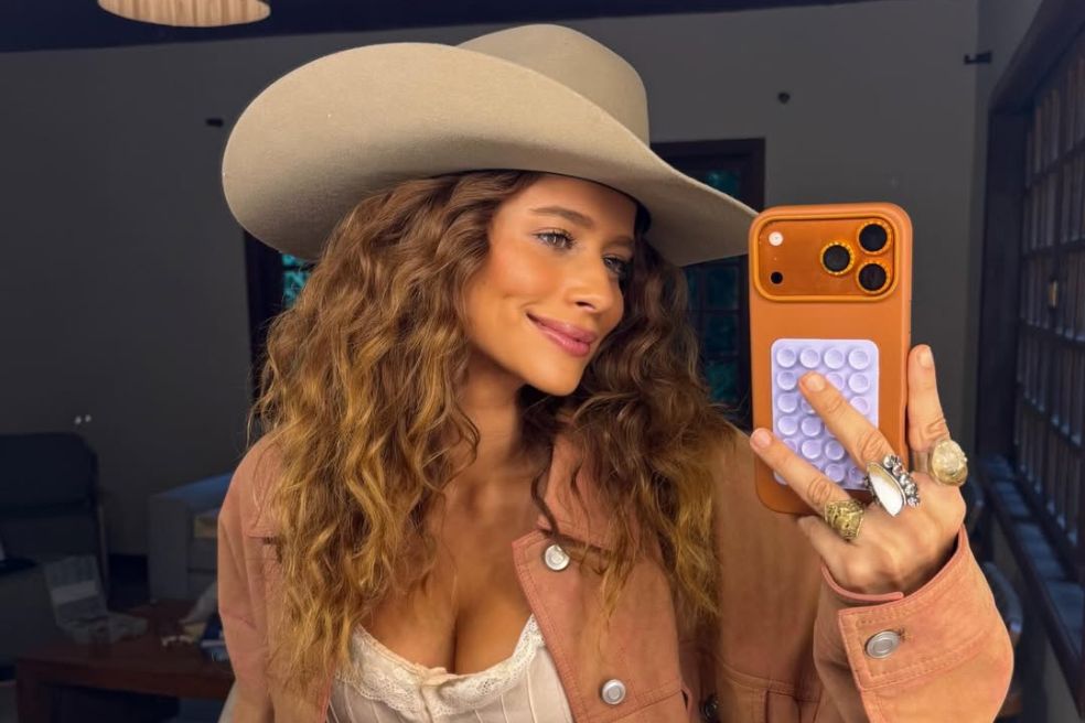 Foto de Isadora Cruz. O cabelo dela &eacute; ondulado, castanho e com mechas loiras