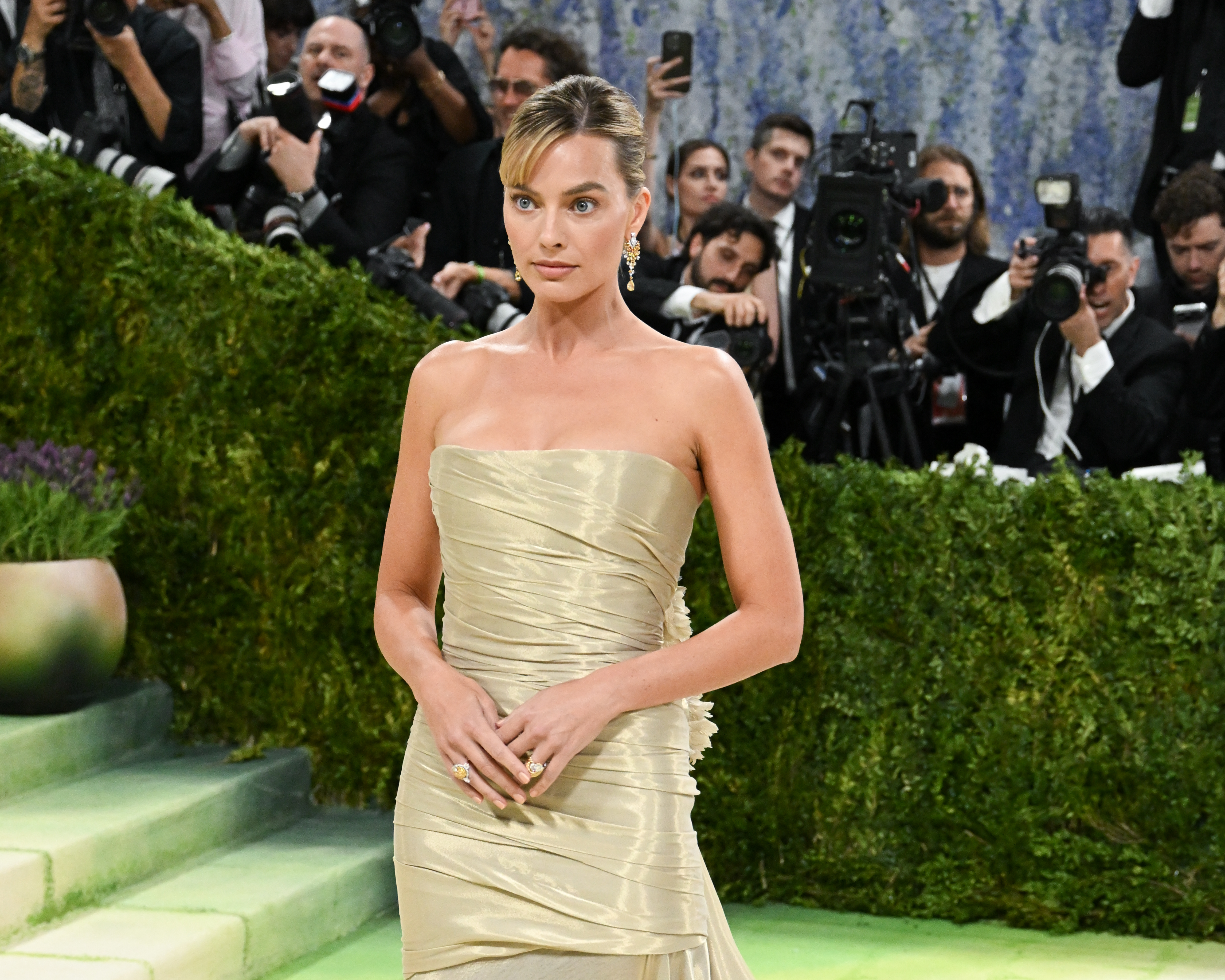 O look tímido de Margot Robbie no Met Gala 2026 é um balde de água fria