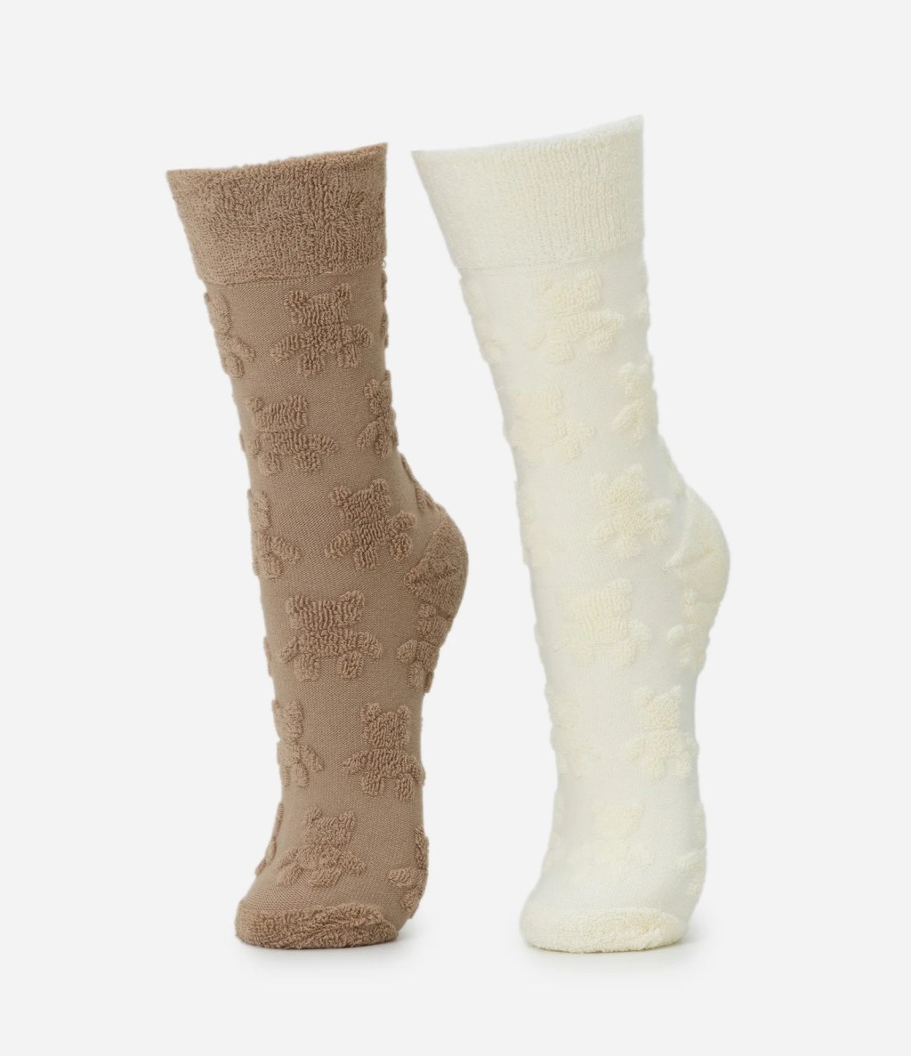 Par de meias de algod&atilde;o felpudo com textura de ursinhos, uma marrom e outra creme, em fundo branco