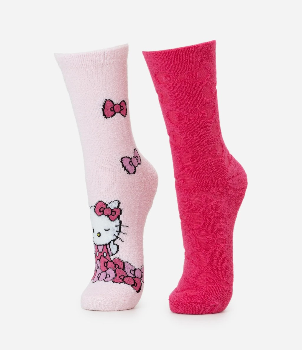 Par de meias infantis, uma rosa-claro com estampa da Hello Kitty e la&ccedil;os, e outra rosa-choque com textura de la&ccedil;os em relevo