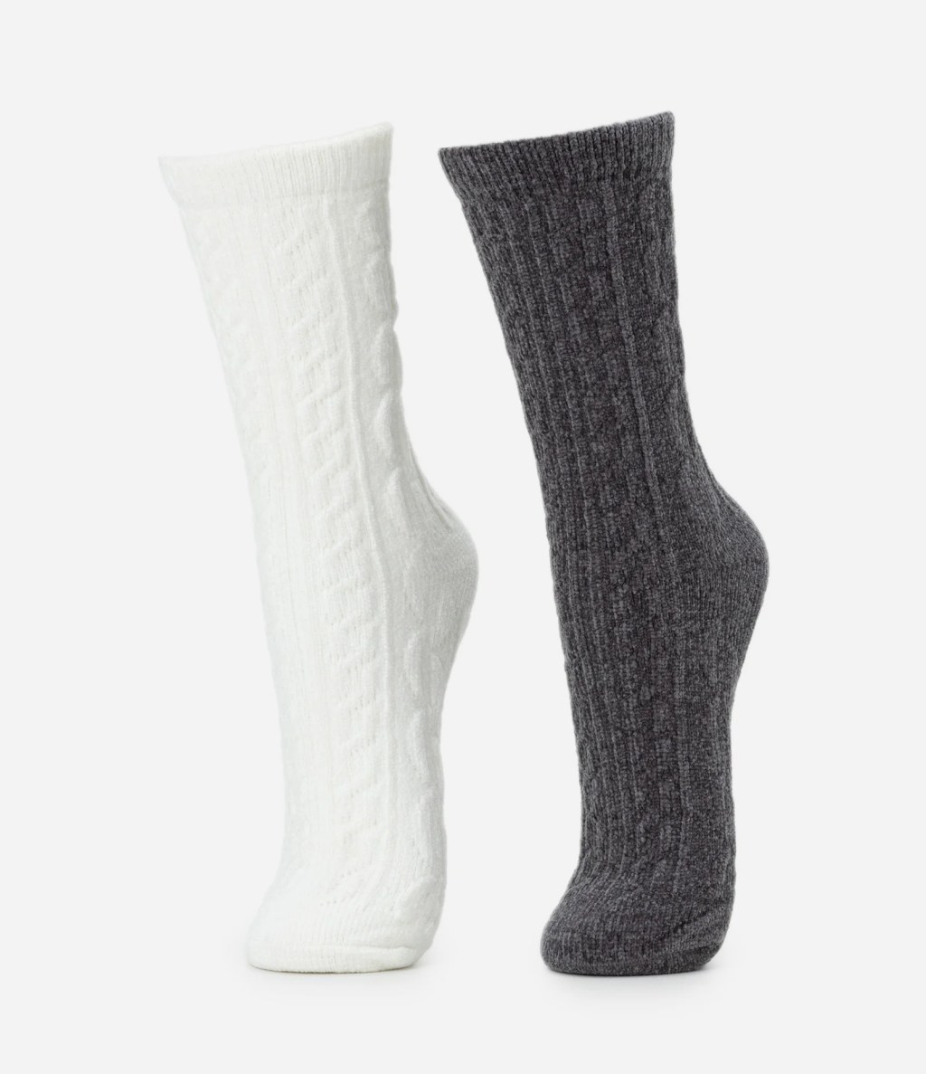 Par de meias de l&atilde;, uma branca com tran&ccedil;as verticais e outra cinza escura com nervuras, ambas em fundo branco