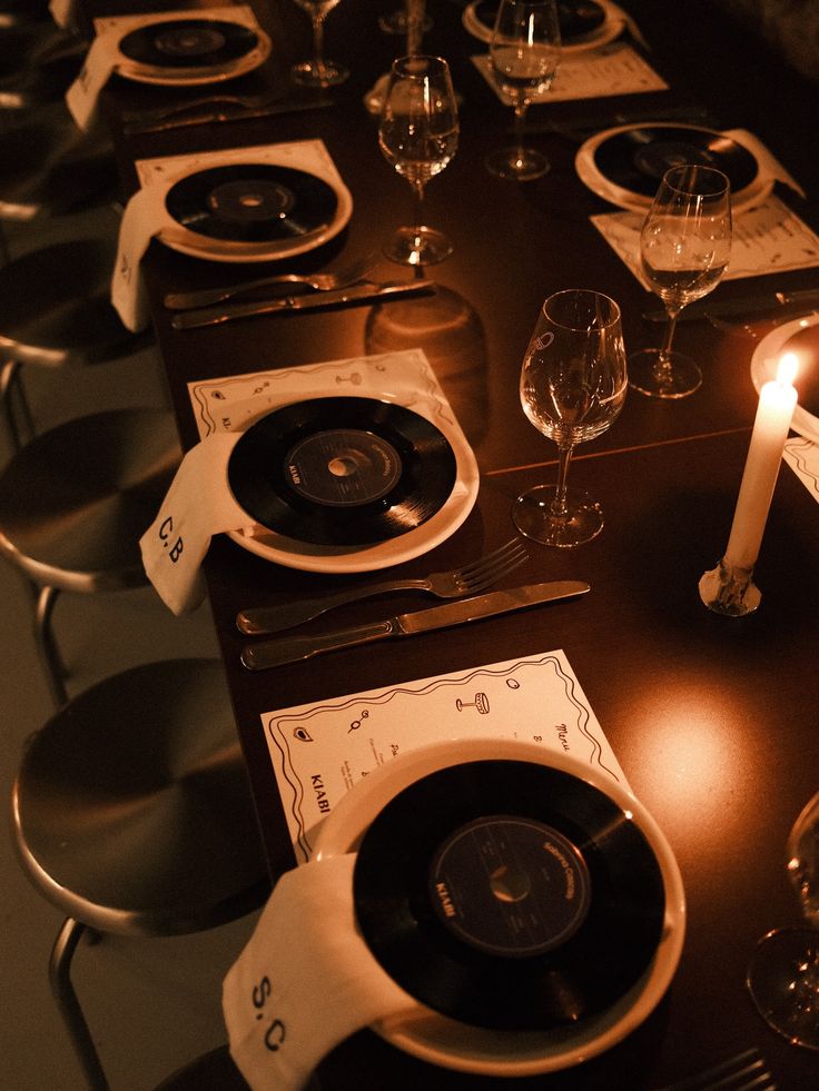 Mesa posta com discos de vinil como sousplat