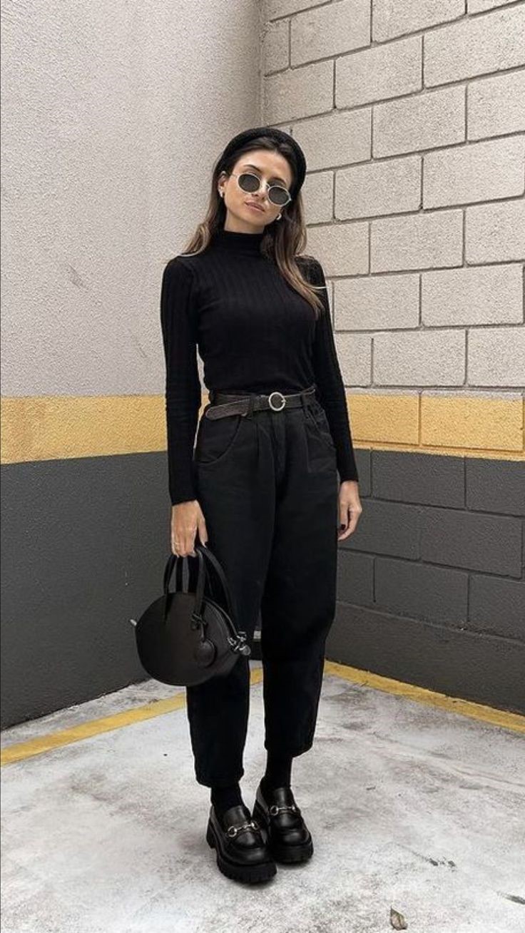 Mulher usa mocassim tratorado com visual moderno em composi&ccedil;&atilde;o urbana de inverno