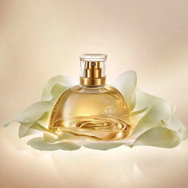 Foto do perfume Natura Aura Alba. A embalagem &eacute; transparente, com o l&iacute;quido amarelado, e a tampa transparente