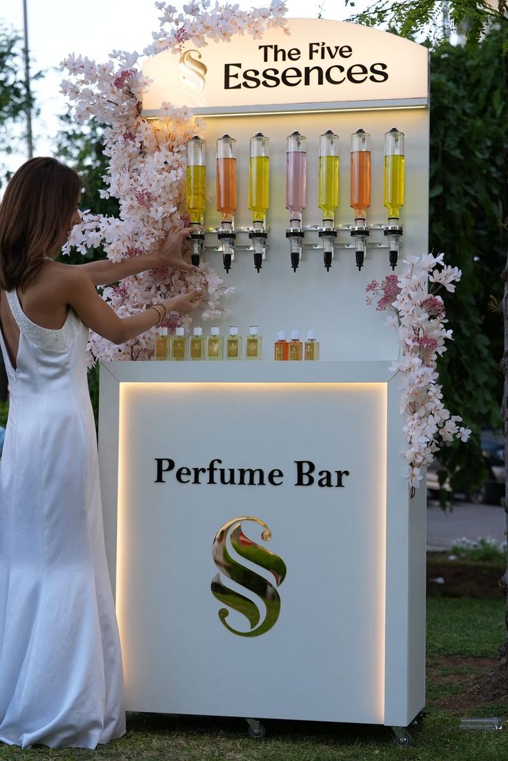 Totem de perfume bar iluminado com seis dispensadores coloridos