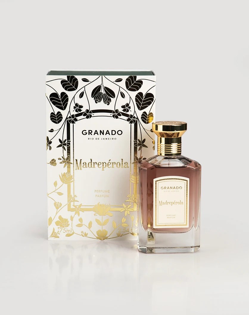 Frasco de perfume Granado Madrep&eacute;rola de 75ml com l&iacute;quido marrom-rosado e tampa dourada, ao lado de sua caixa branca com detalhes florais pretos e dourados