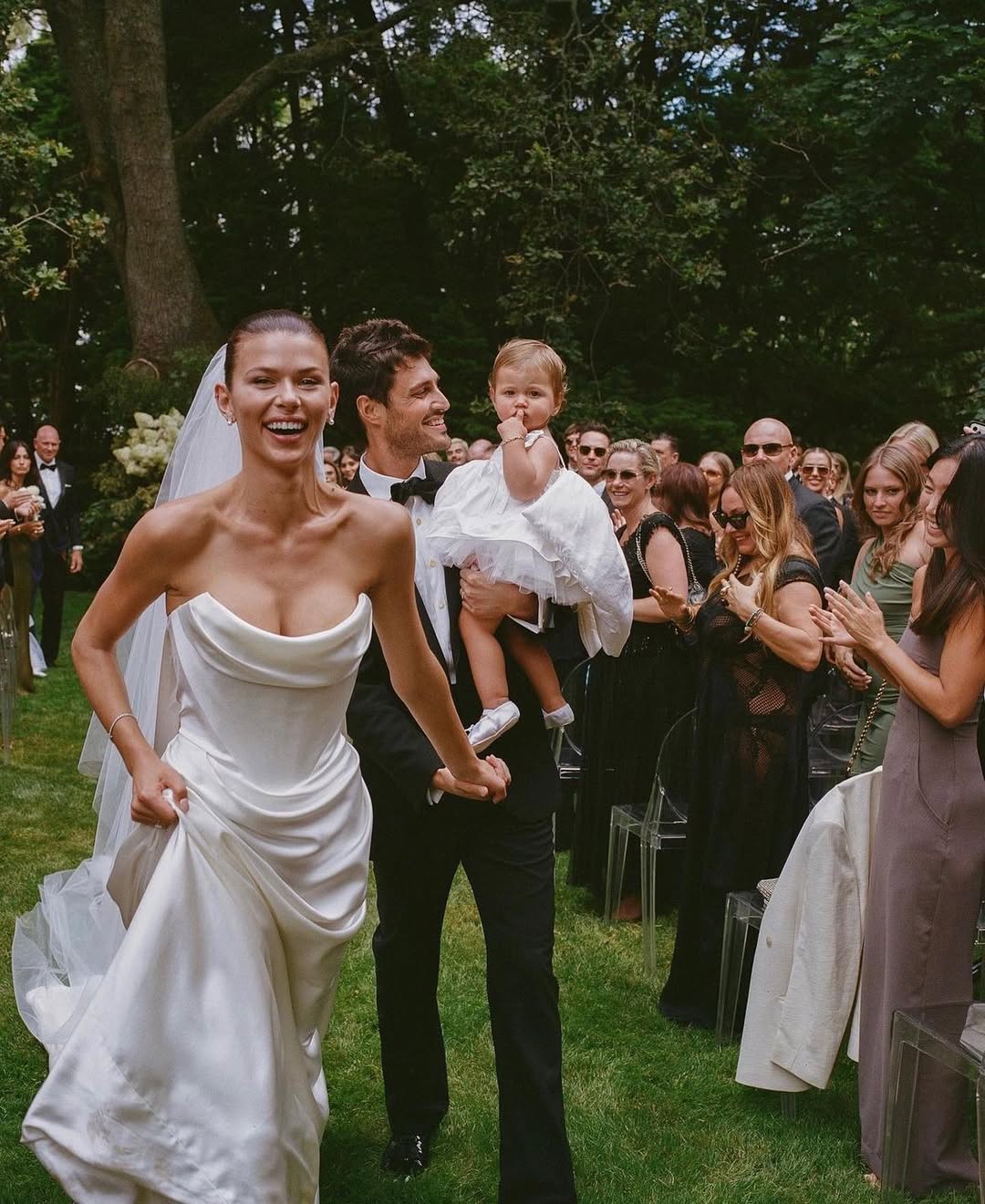 Foto de uma noiva no casamento. Ela usa um vestido decotado que mostra seu colo