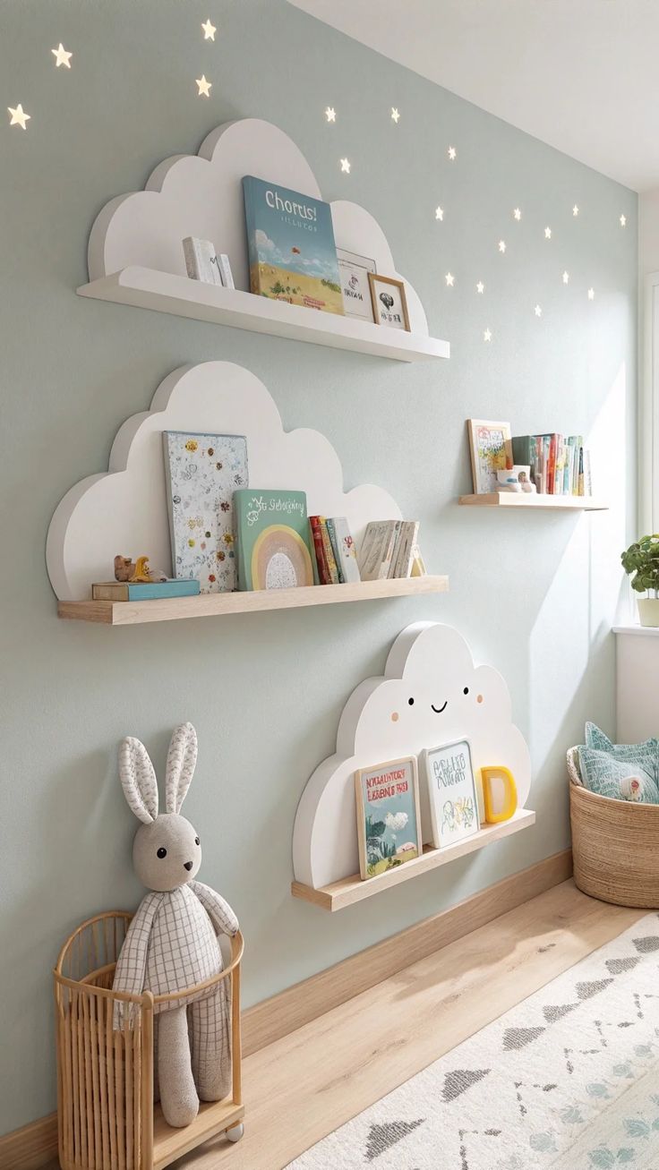 Prateleiras em formato de nuvem organizam livros e criam uma parede decorativa