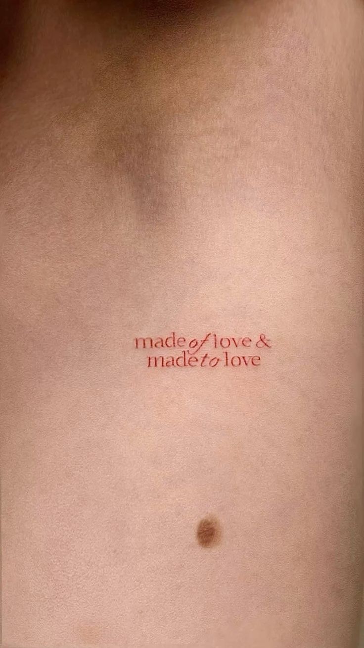 Frase em tinta vermelha no esterno, a tend&ecirc;ncia mais ousada e po&eacute;tica do ano