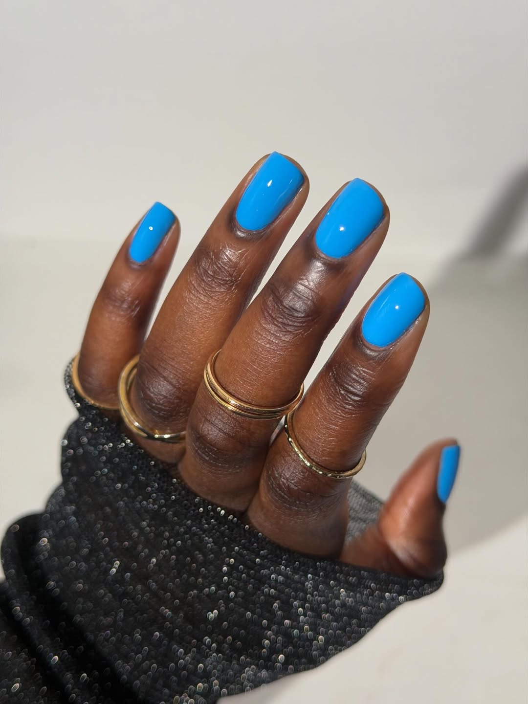 Unha azul neon: estilo moderno e ousado