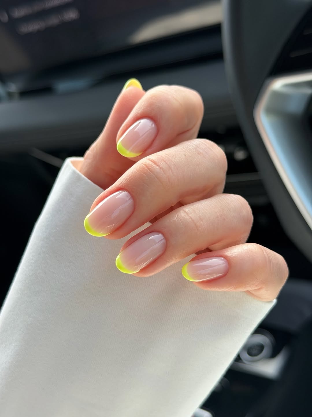 Francesinha neon: detalhe moderno na manicure