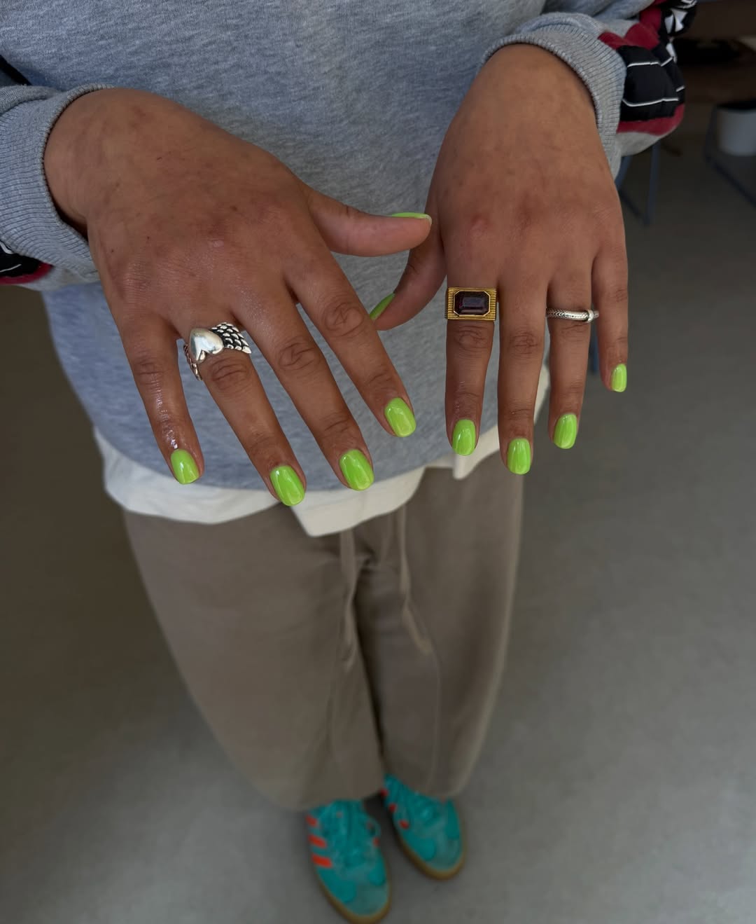 Unha verde neon: tend&ecirc;ncia vibrante de manicure 2026