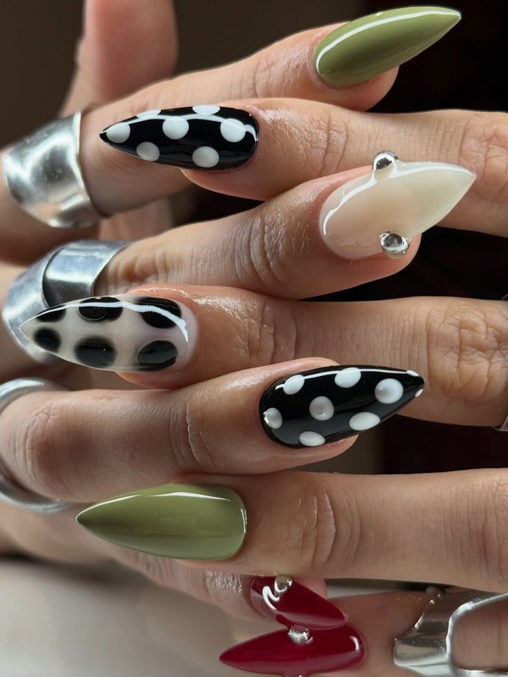 Unhas stiletto po&aacute; preto e branco com verde oliva e vinho