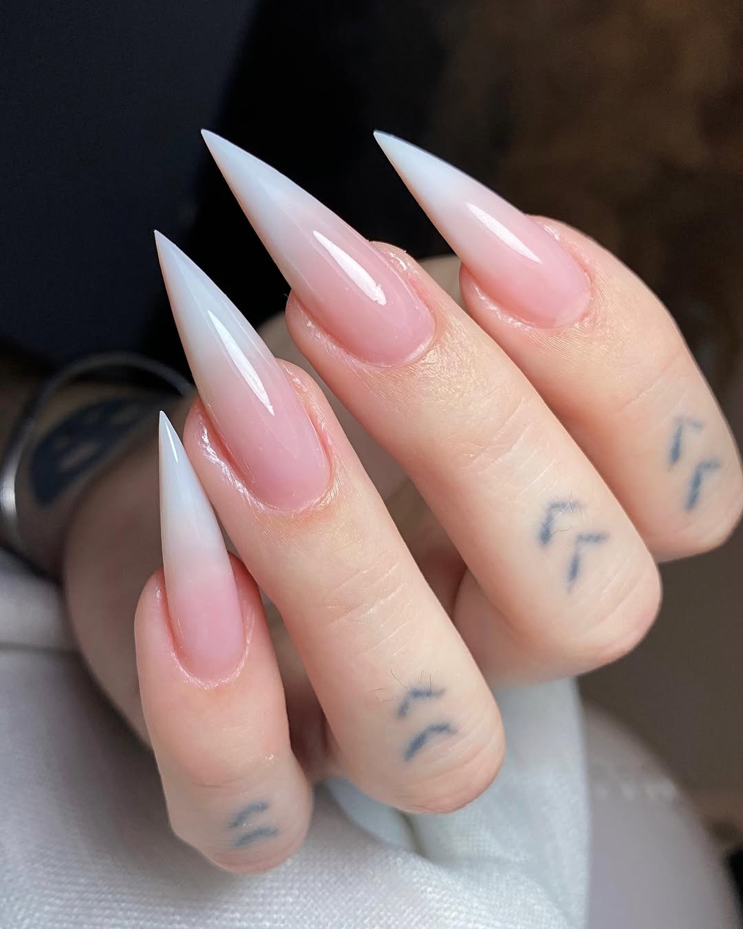 Unhas stiletto baby boomer degrad&ecirc; rosado e branco