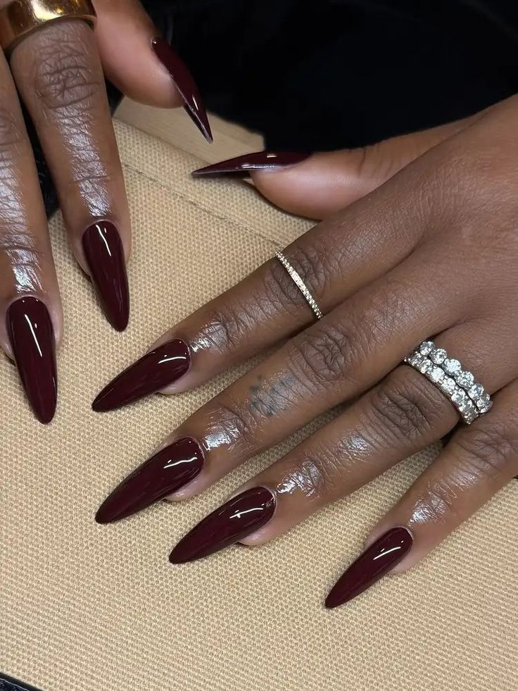 Unhas stiletto vinho escuro longas