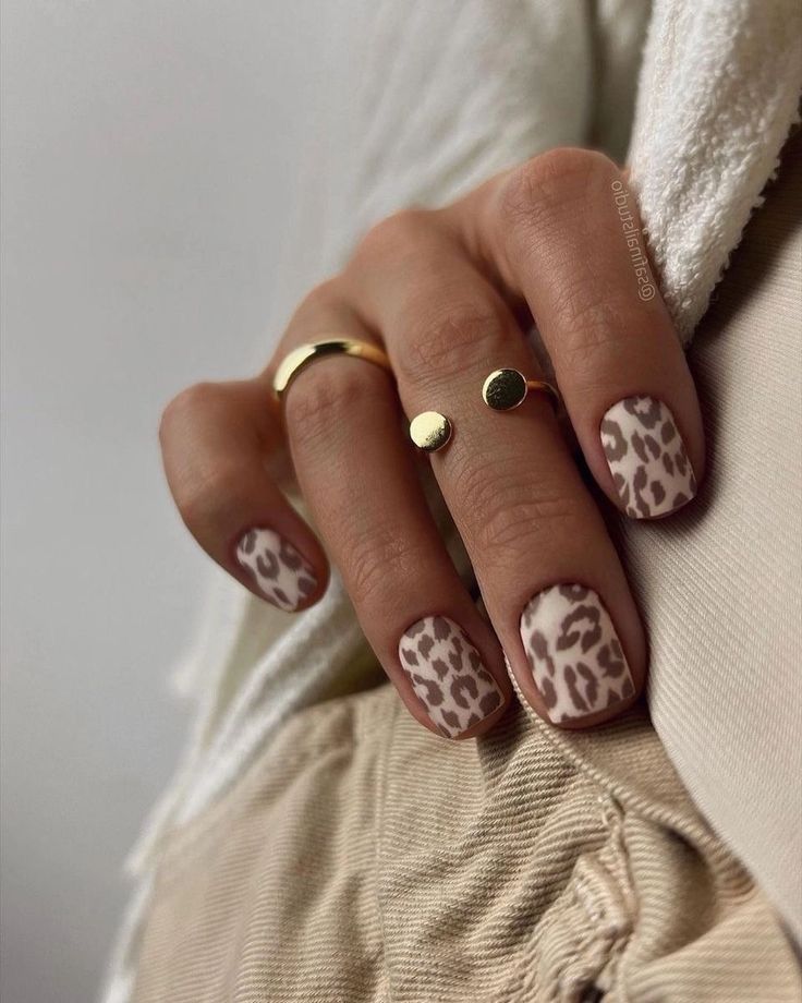 Unhas com carimbo oncinha animal print nude e marrom