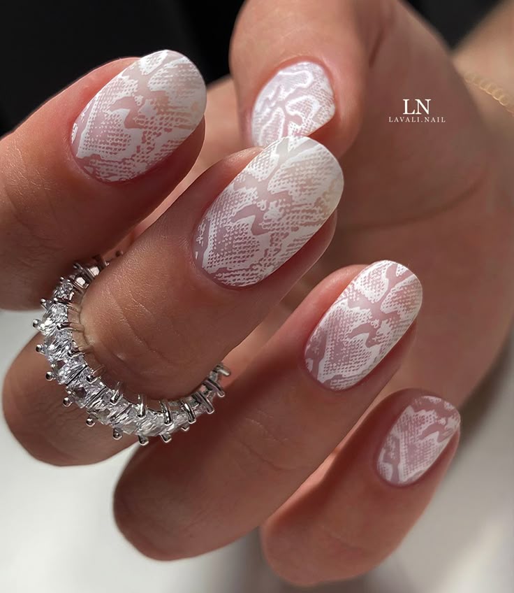 Unhas com carimbo cobra snake print branco nude rosa