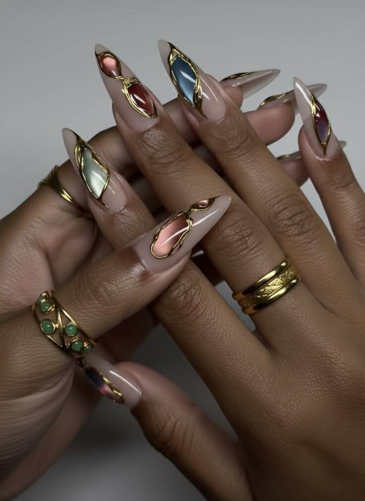 Unhas decoradas com detalhes dourados e pedras coloridas, nail art art&iacute;stica e maximalista com efeito de joias